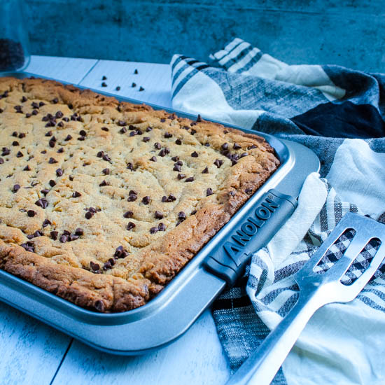 With just one bowl and a whisk, the classic peanut butter and chocolate combo come together in an irresistible bar cookie - the Peanut Butter Blondie.