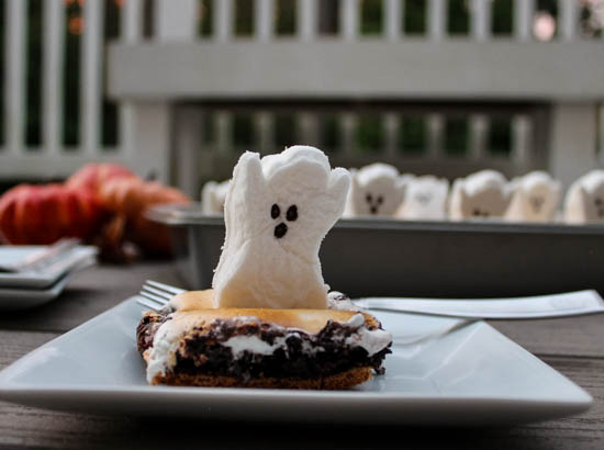 S'mores Ghost Brownies - S'mores Brownies topped with marshmallow ghosts are a fun, whimsical Halloween dessert that kids and adults alike will love. 