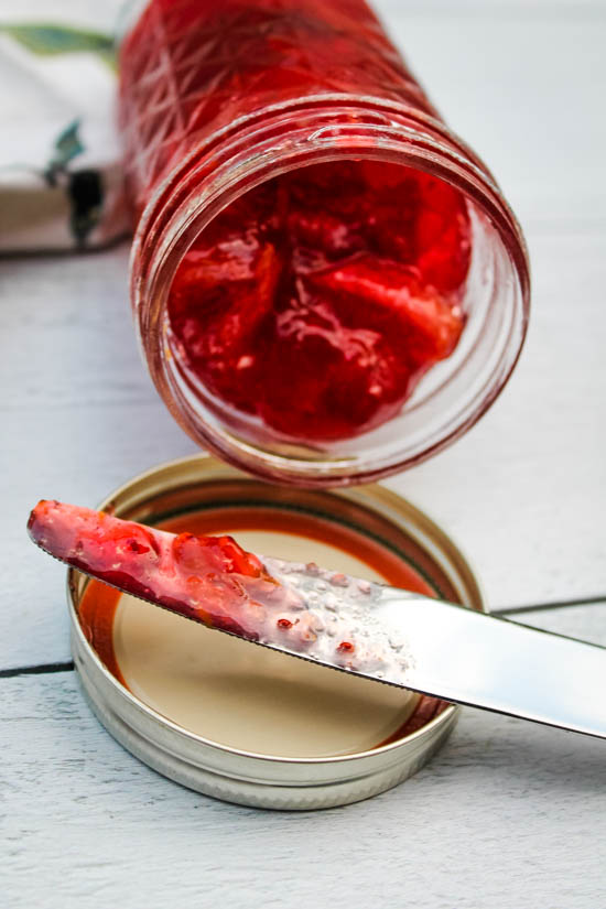 Tart cranberries, sweet oranges and bitter orange peel simmer away with sugar and cinnamon, and preserved into a chunky Cranberry Orange Marmalade so that you can enjoy fall all year round. 