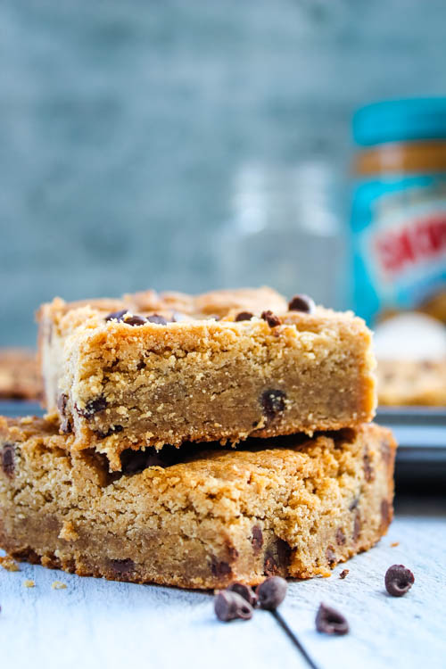 With just one bowl and a whisk, the classic peanut butter and chocolate combo come together in an irresistible bar cookie - the Peanut Butter Blondie.